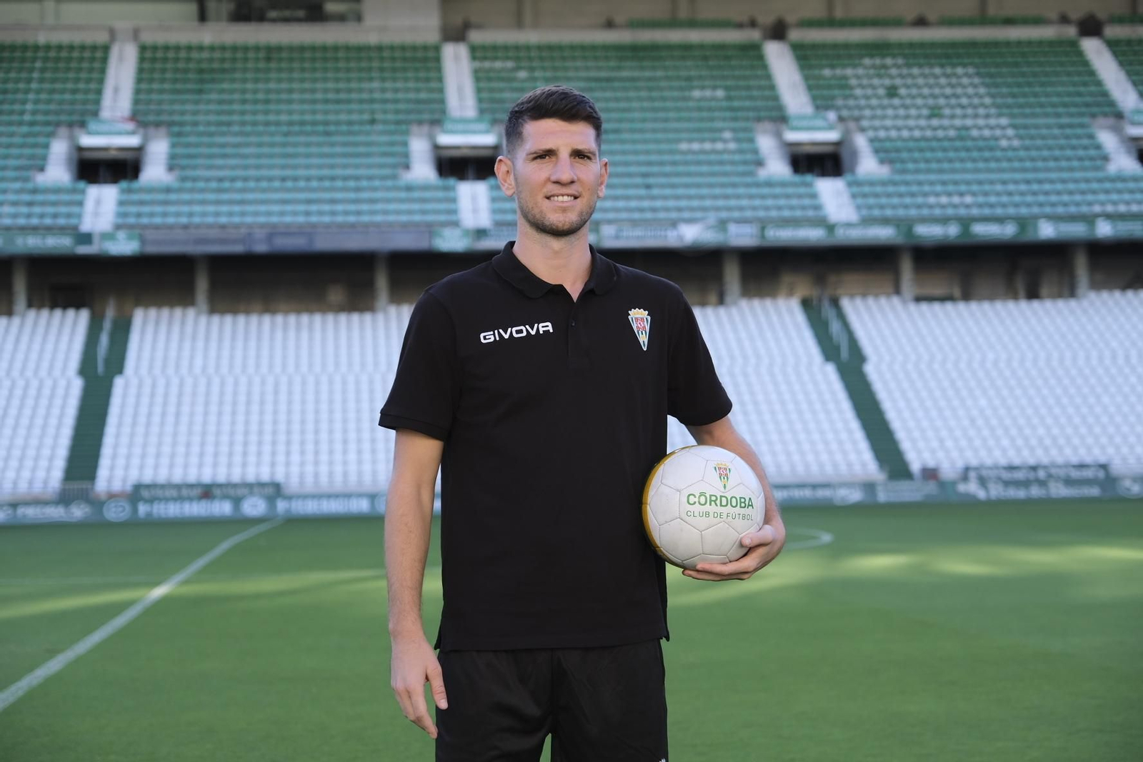 La presentación de Alberto Toril como nuevo jugador del Córdoba CF, en imágenes