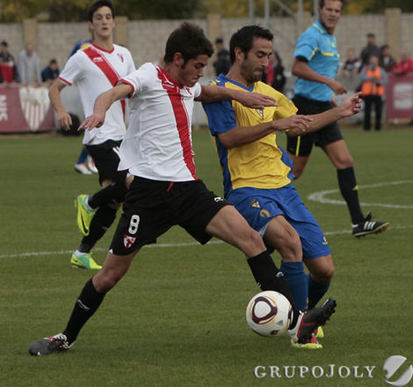 De Coz va al cruce. 

Foto: Jose Angel Garcia