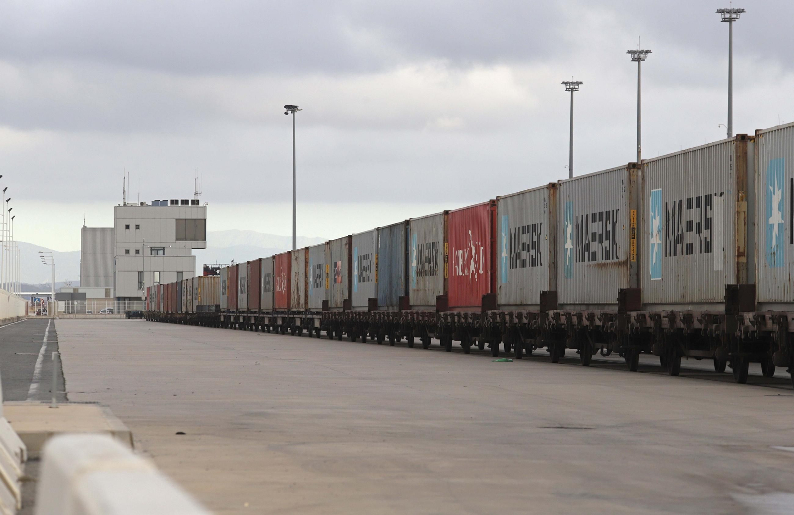 Un tren de mercancías en el Puerto de Algeciras. Un tren de mercancías en el Puerto de Algeciras.