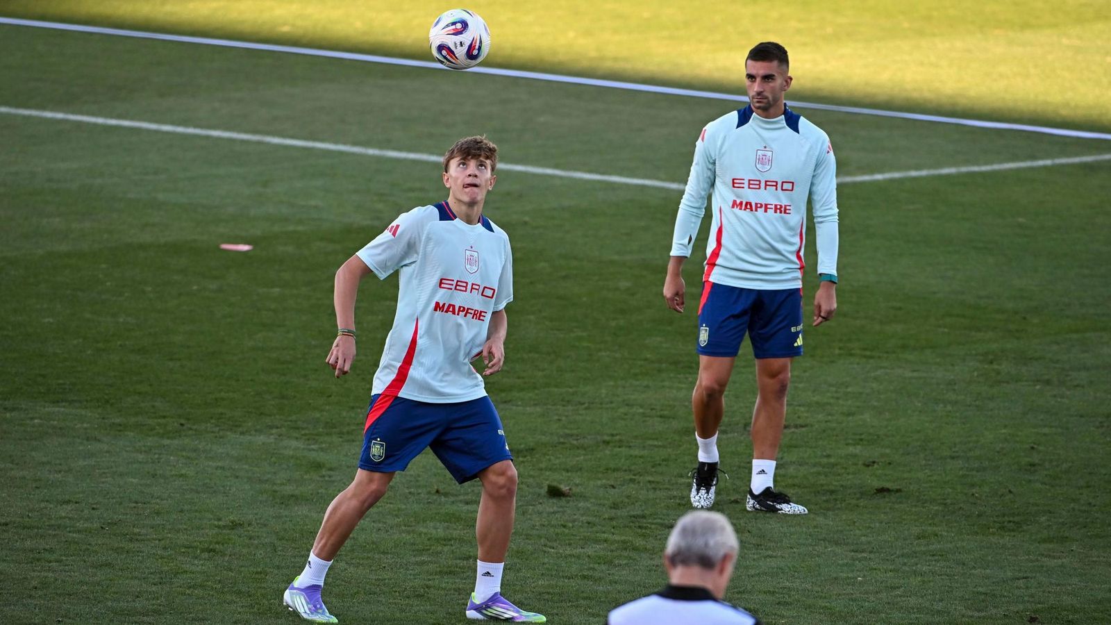Jesús Rodríguez mira al balón en su primer entrenamiento con la absoluta.