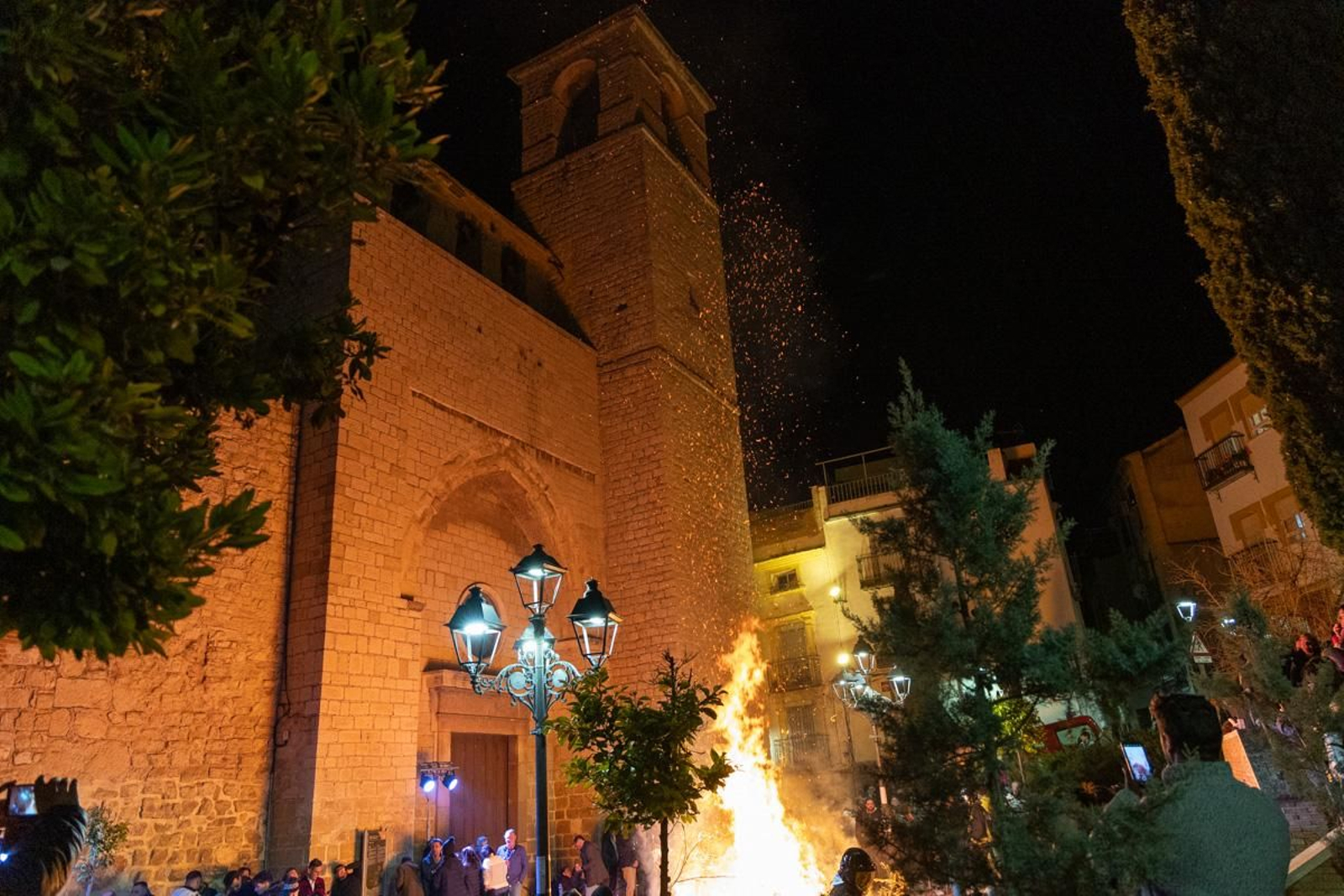 Encendido de la lumbre institucional con motivo de la festividad de San Antón