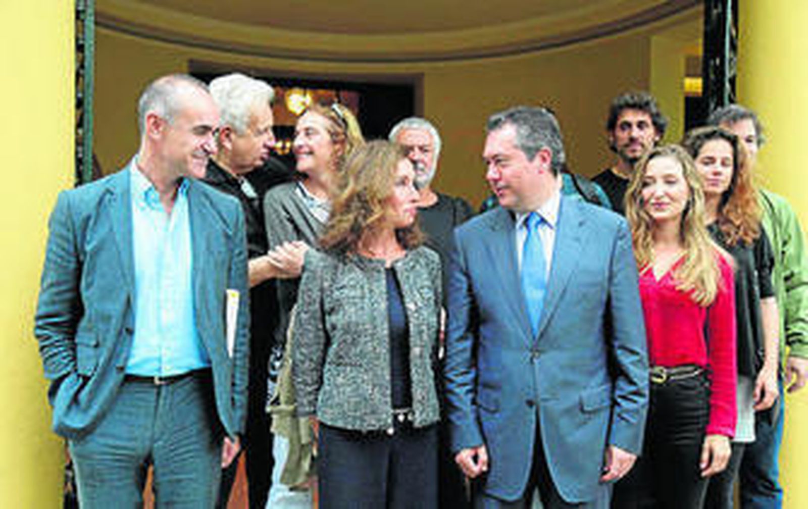 Ana Belén se dirige al alcalde en el posado en los accesos al Lope de Vega.