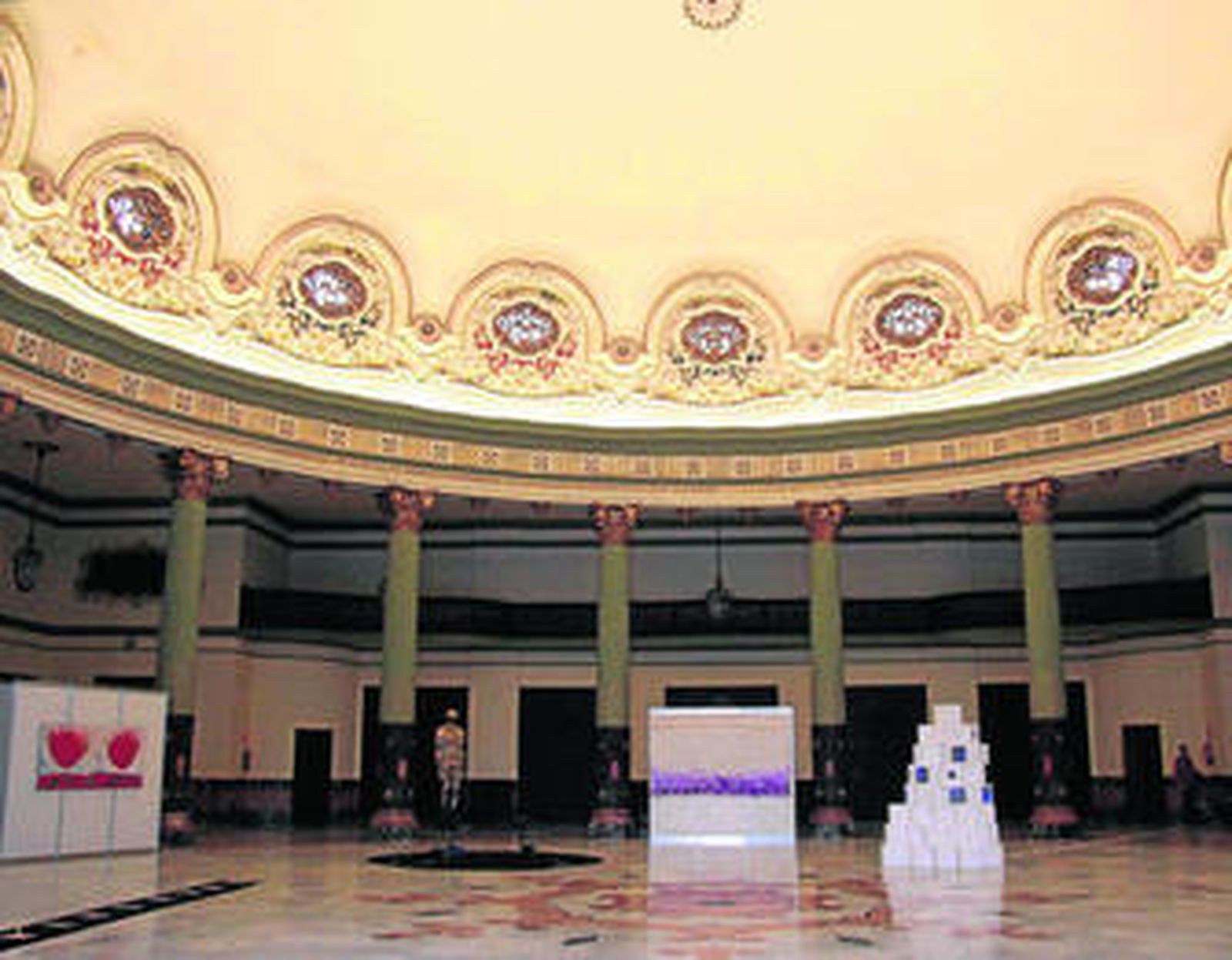 El lugar que ocupó la pizarra del 28-F en 1980 acoge un cuadro del marroquí Mahassin Kardoud.