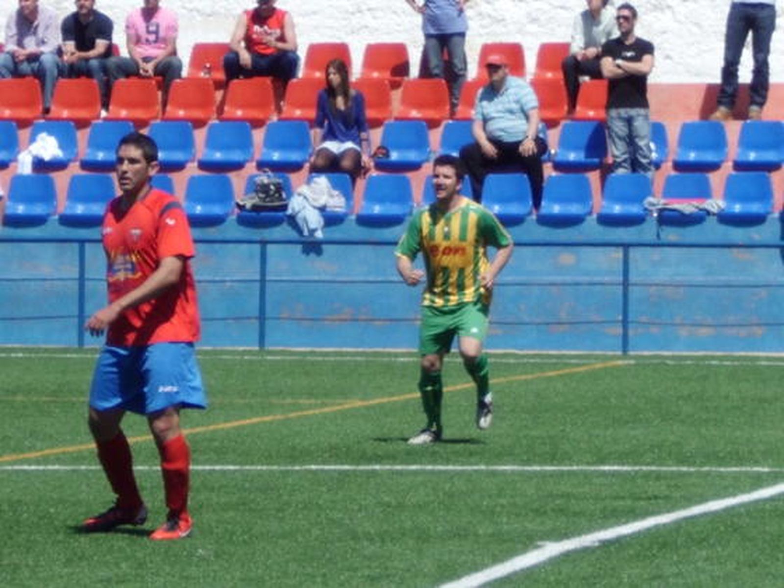 Los barreños, que enlazan cuatro jornadas sin perder, arrancan un punto en Peñarroya y aplazan el descenso al caer el Marinaleda./Fotos:Ernesto Mauris

Foto: Ernesto Mauris