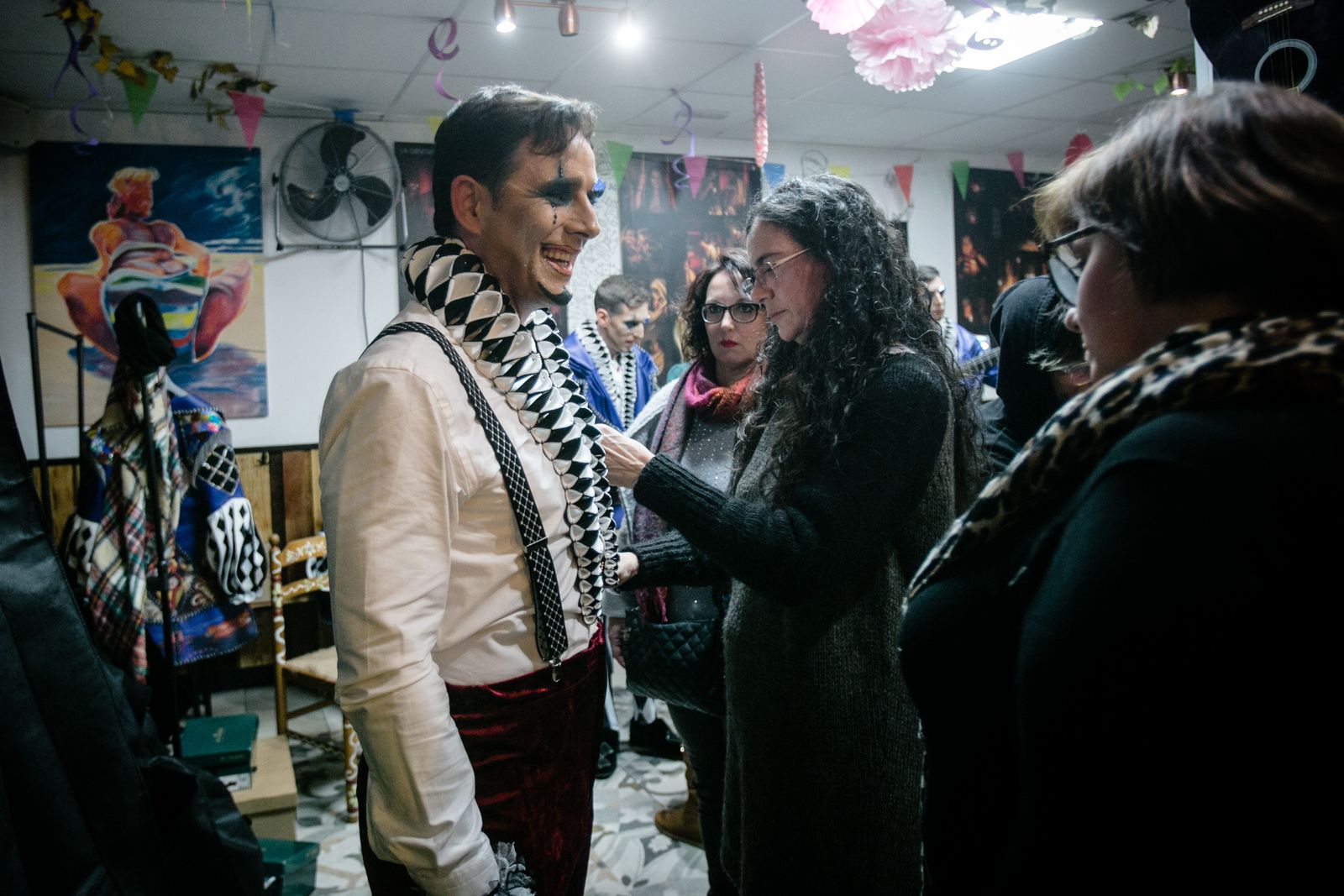 La comparsa de Juan Carlos Aragón "la gaditaníssima", preparándose para su actuación en el Falla.