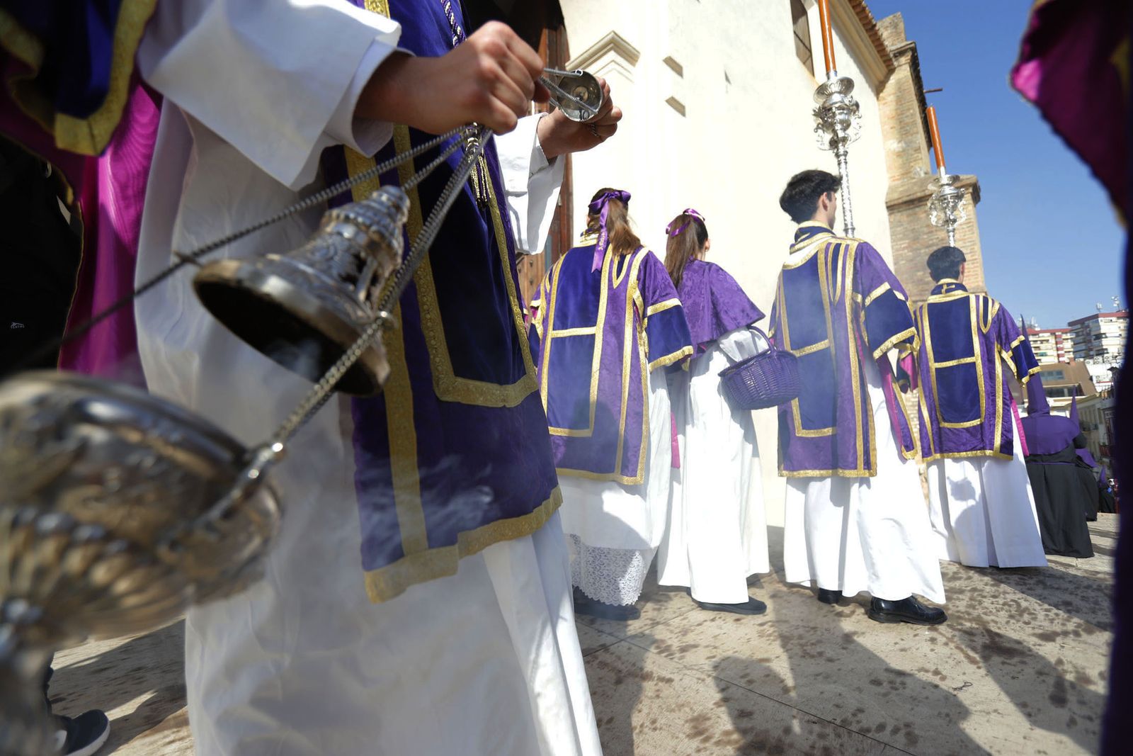 La Hermandad del Descendimiento en su recorrido por las calles de Huelva el Viernes Santo