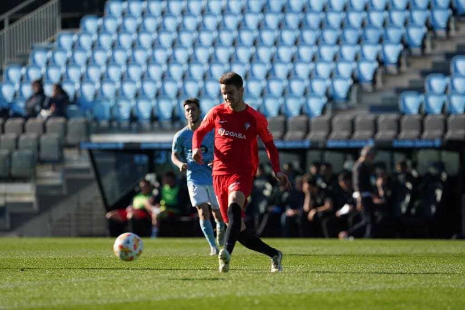 Dani Molina golpea el balón durante el partido de este sábado en Balaídos.