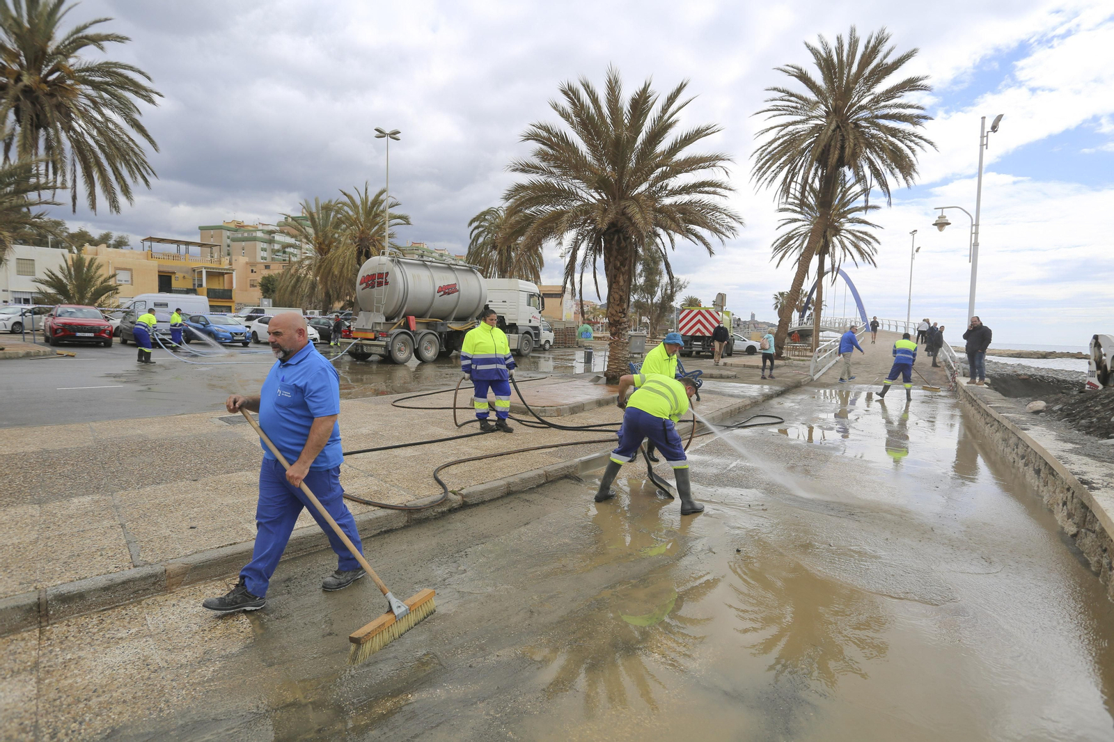 Las fotos de los trabajos en los paseos marítimos y chiringuitos de Málaga para paliar los efectos del temporal