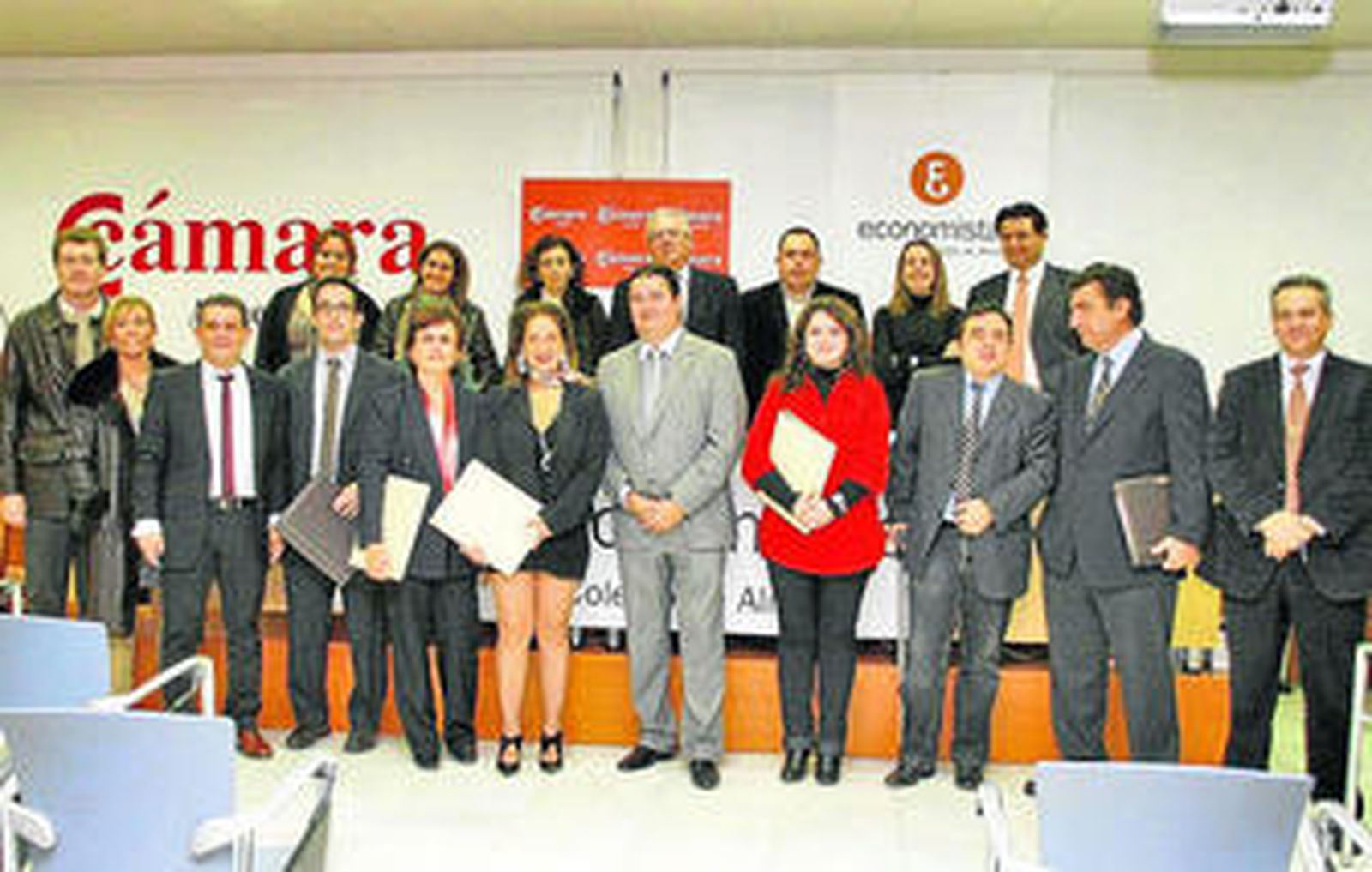 Imagen de grupo de todos los participantes al término del acto.