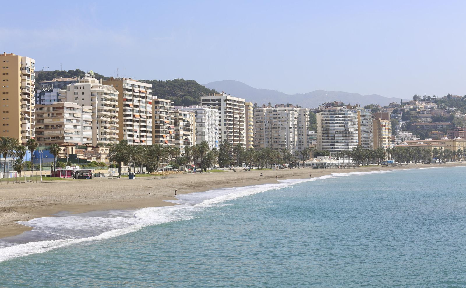 Fotos de la playa de la Malagueta, en Málaga, vacía pese al calor