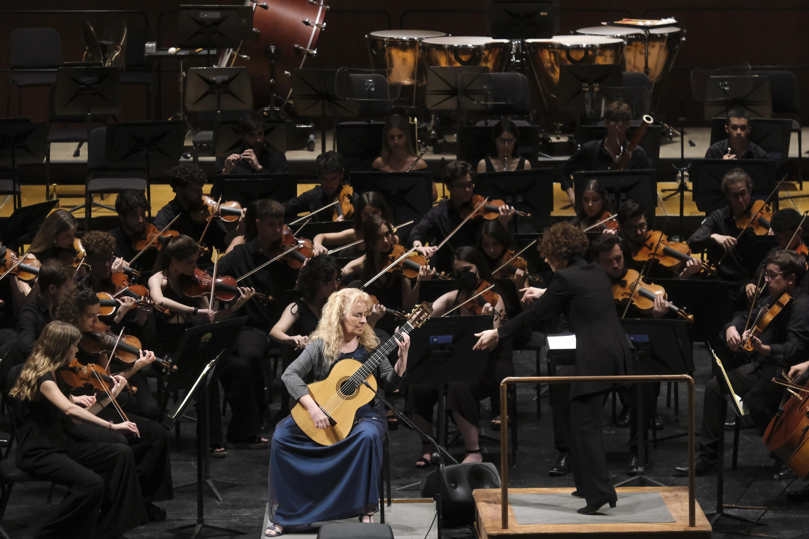 El concierto de la Orquesta Joven de Andalucía y María Esther Guzmán en el Festival de la Guitarra de Córdoba, en imágenes