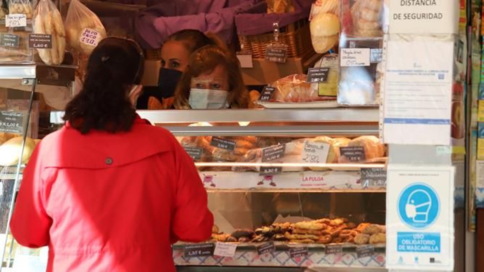 Una clienta realiza sus compras.