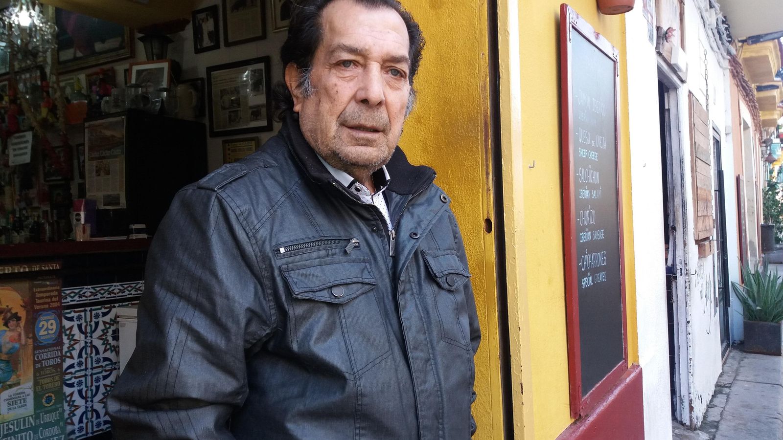 El cantaor Juan Villar, uno de los vecinos del barrio que apoya a Ana.