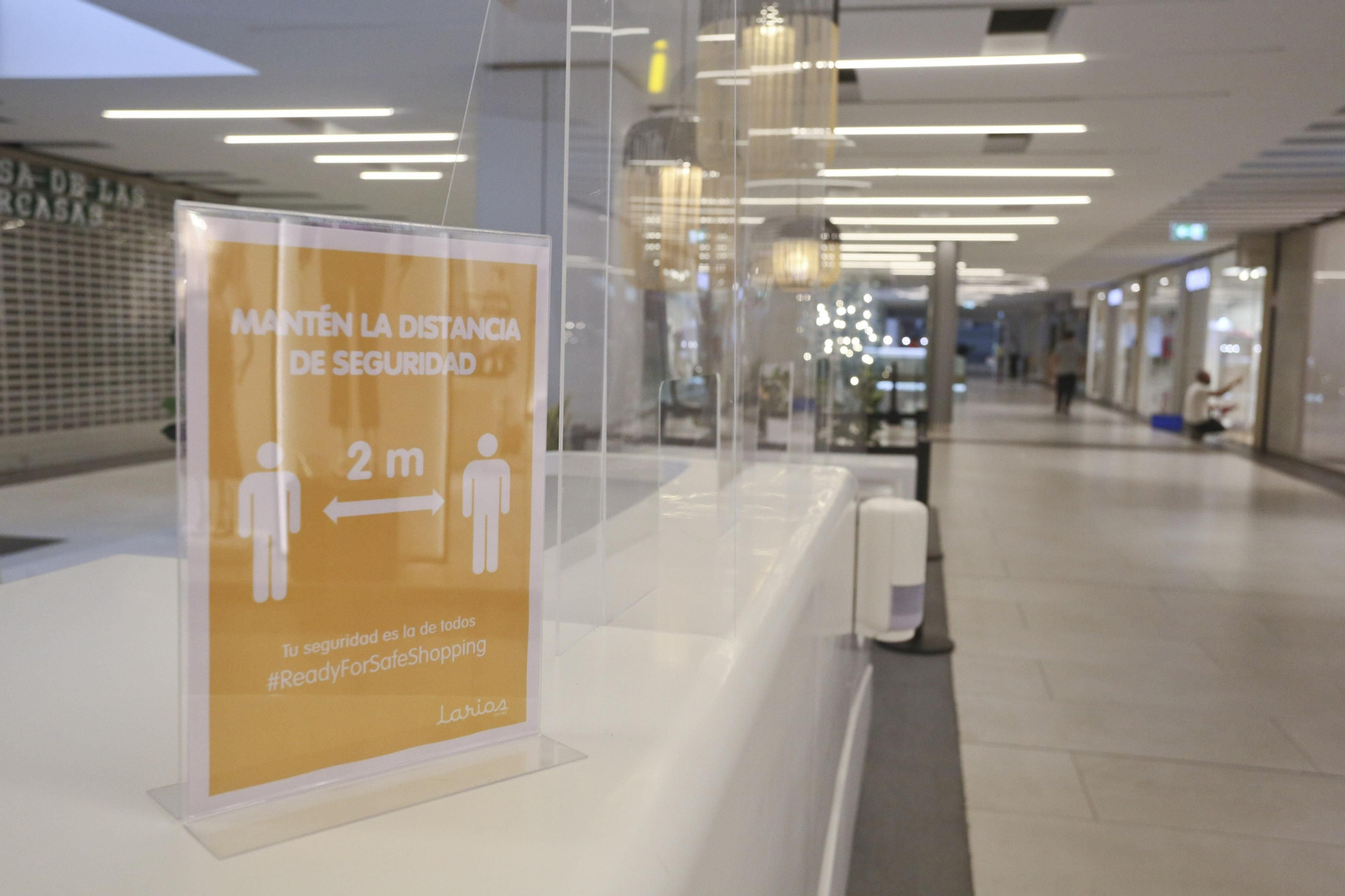 El centro comercial Larios Centro se prepara para su apertura el lunes, en la fase 2 de la desescalada