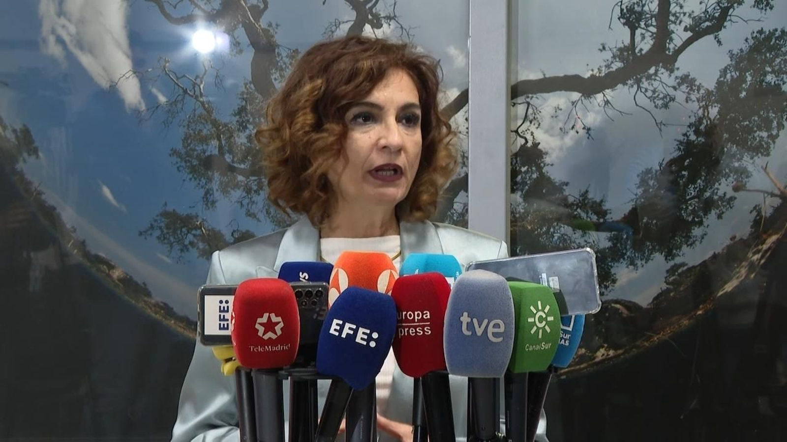 María Jesús Montero confía en restablecer la confianza de Junts con hechos