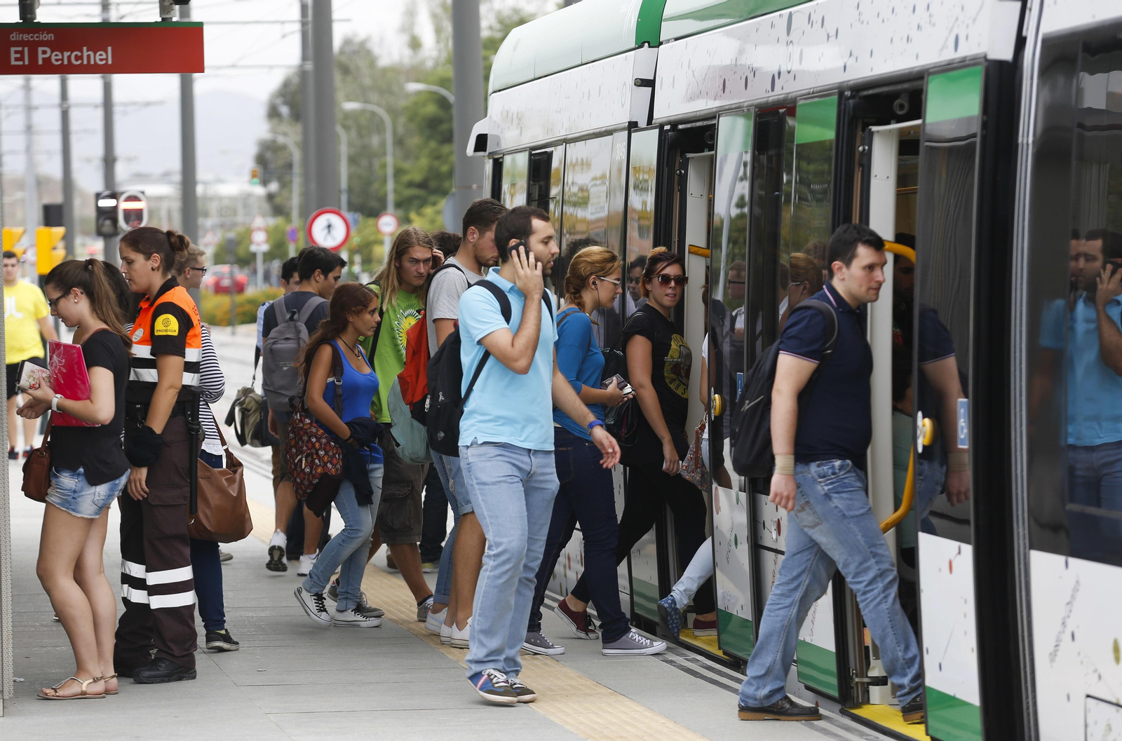 Viajeros del metro a su paso por la parada Universidad