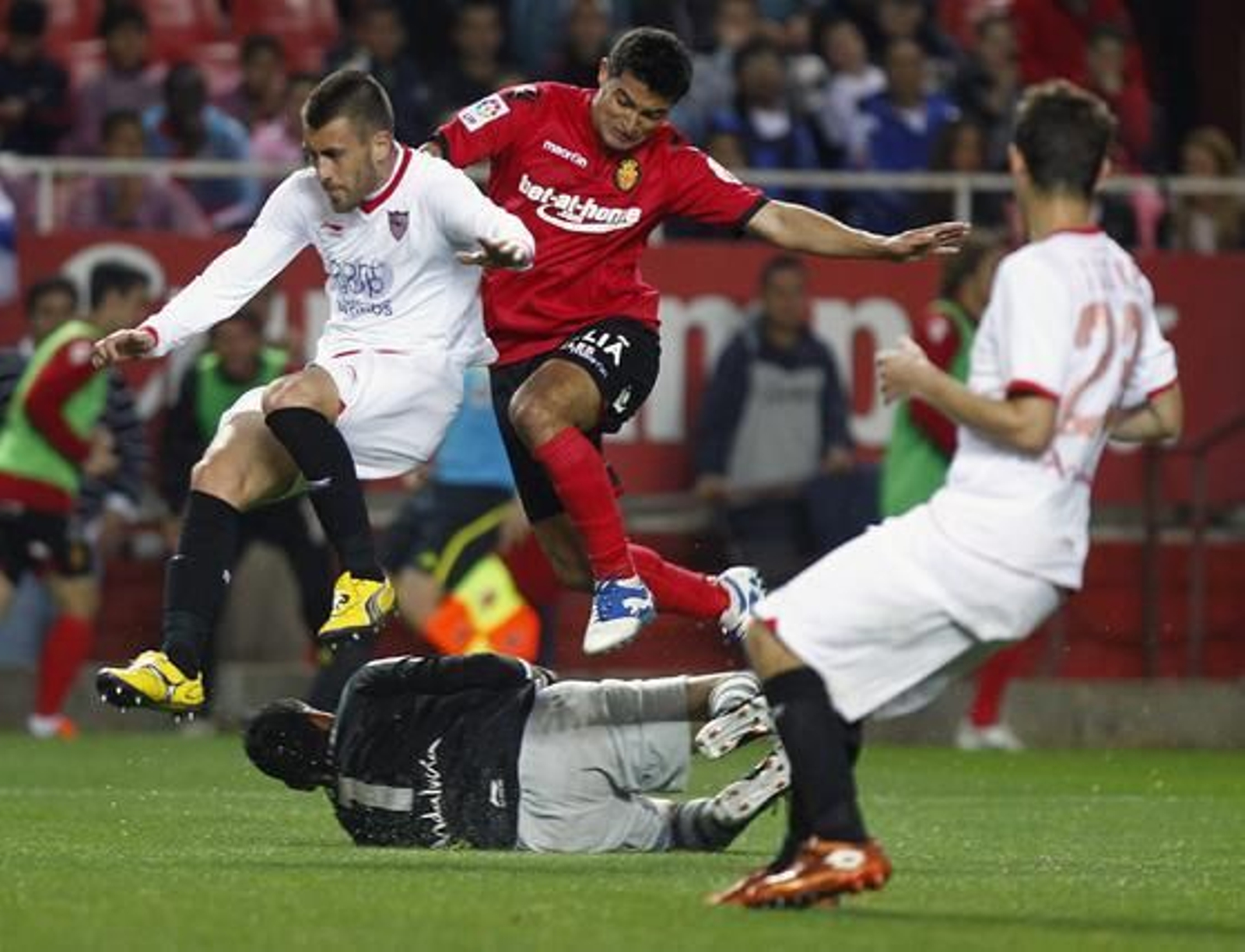 El Sevilla acumula tres victorias consecutivas tras vencer al Mallorca en casa (3-1). / Antonio Pizarro