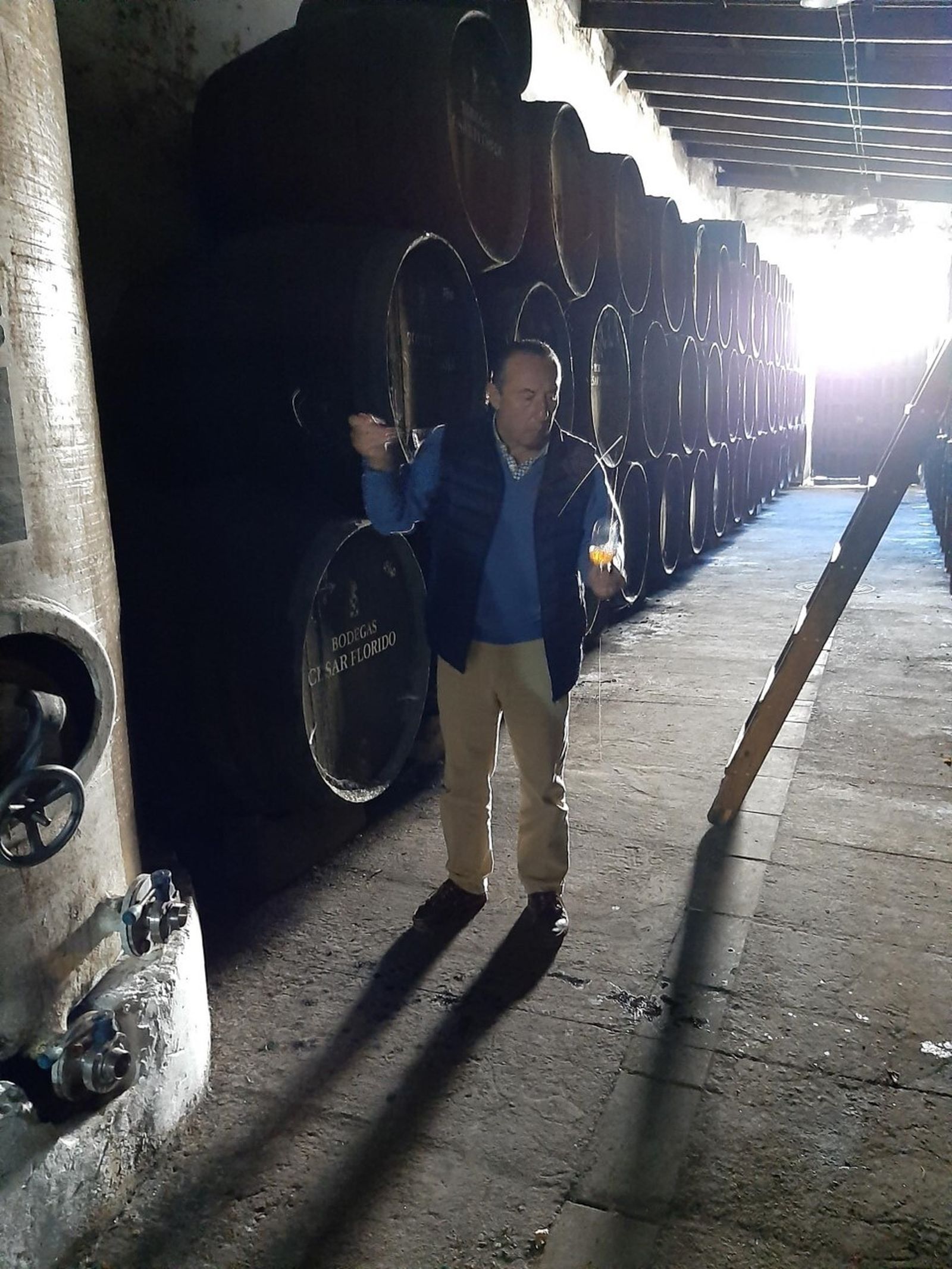 César Florido venenciando sus vinos.