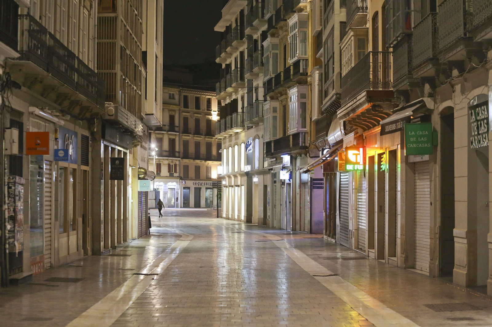 El coronavirus dibuja una noche desierta en el centro de Málaga, en fotos