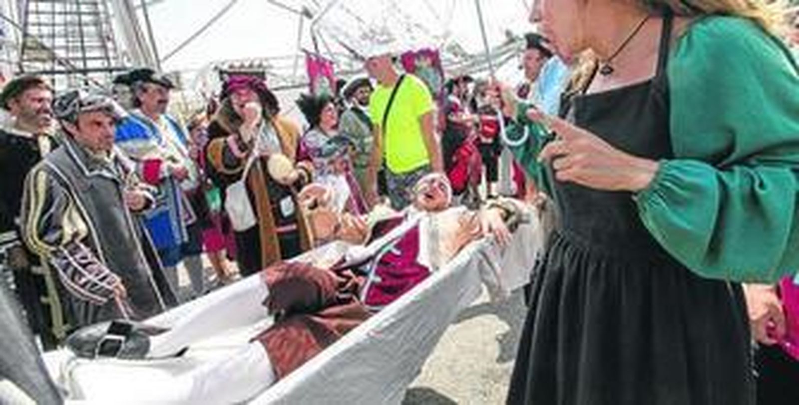 Un instante de la recreación histórica de los 300 años del traslado de la Casa de la Contratación de Sevilla a Cádiz que hubo ayer en el puerto de la ciudad.