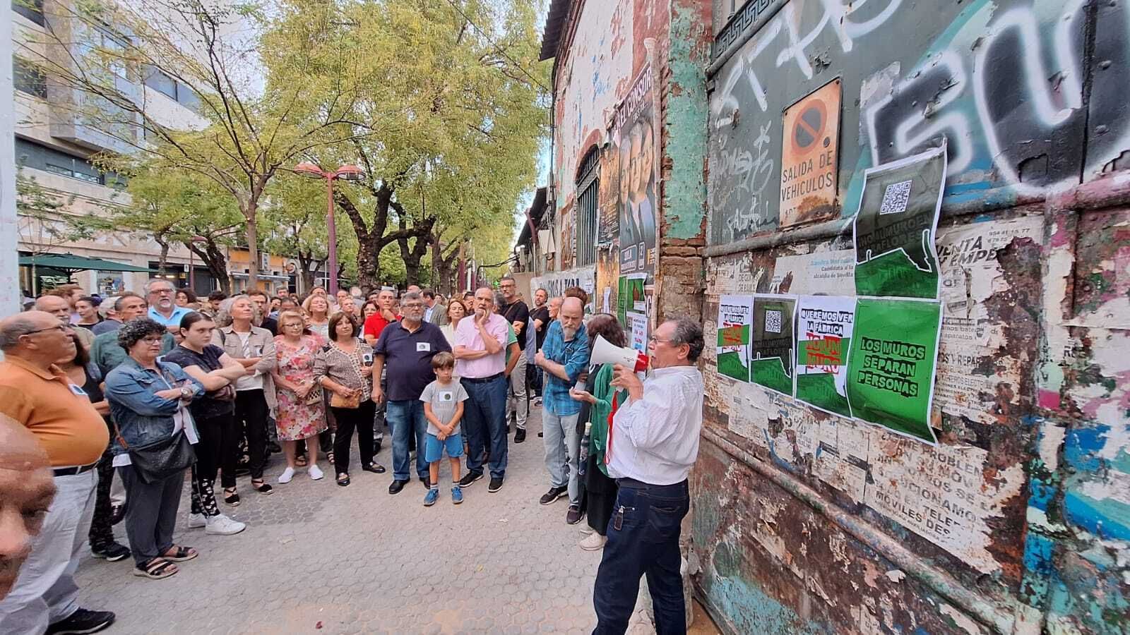 Protesta de los vecinos de Miraflores contra el muro que oculta la Fábrica de Vidrio