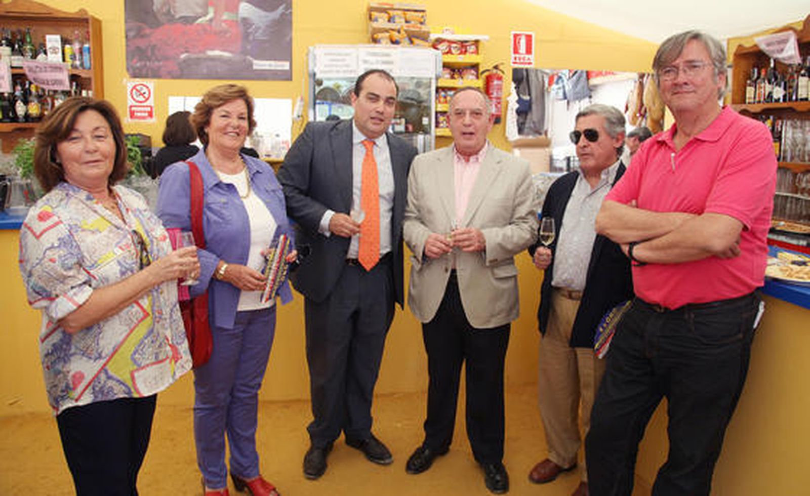 El director de este periódico posa junto al consejero asesor del Diario, José García Ruiz y su esposa María Antonia Prado; Manuel Marco y su mujer Leonora Rider; y Manuel Moure, redactor de este medio.

Foto: Vanesa Lobo