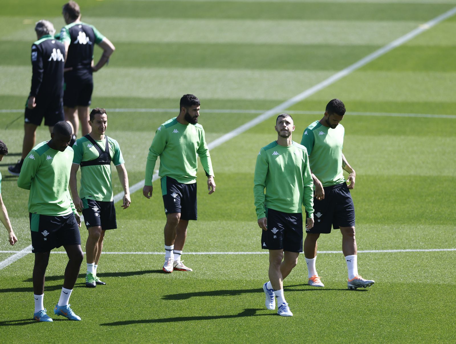 William Carvalho, Guardado, fekir, Guido y Willian José, en un momento previo al comienzo del entrenamiento de ayer en el estadio Benito Villamarín.