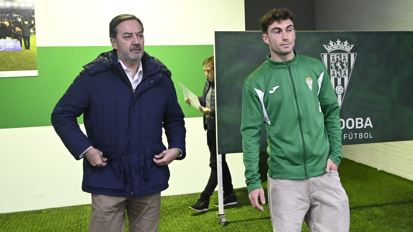 Monterrubio, junto a Mikel Goti, tras la presentación del futbolista vasco.