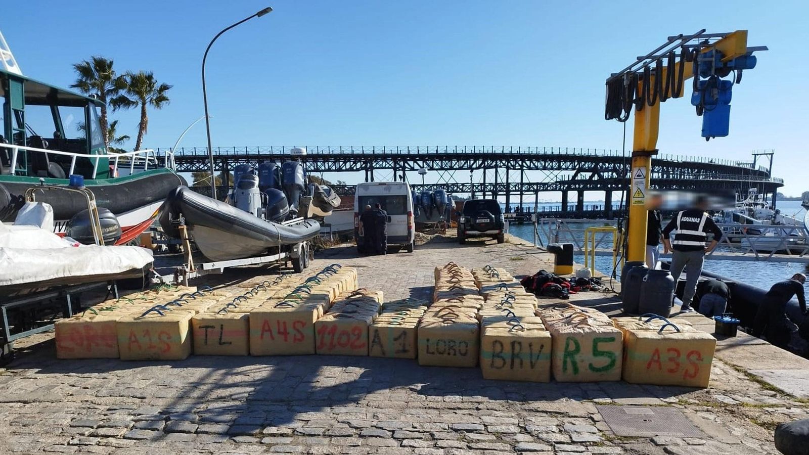 Fardos de hachís  en el puerto de Huelva incautados durante una operación policial en las costas onubenses