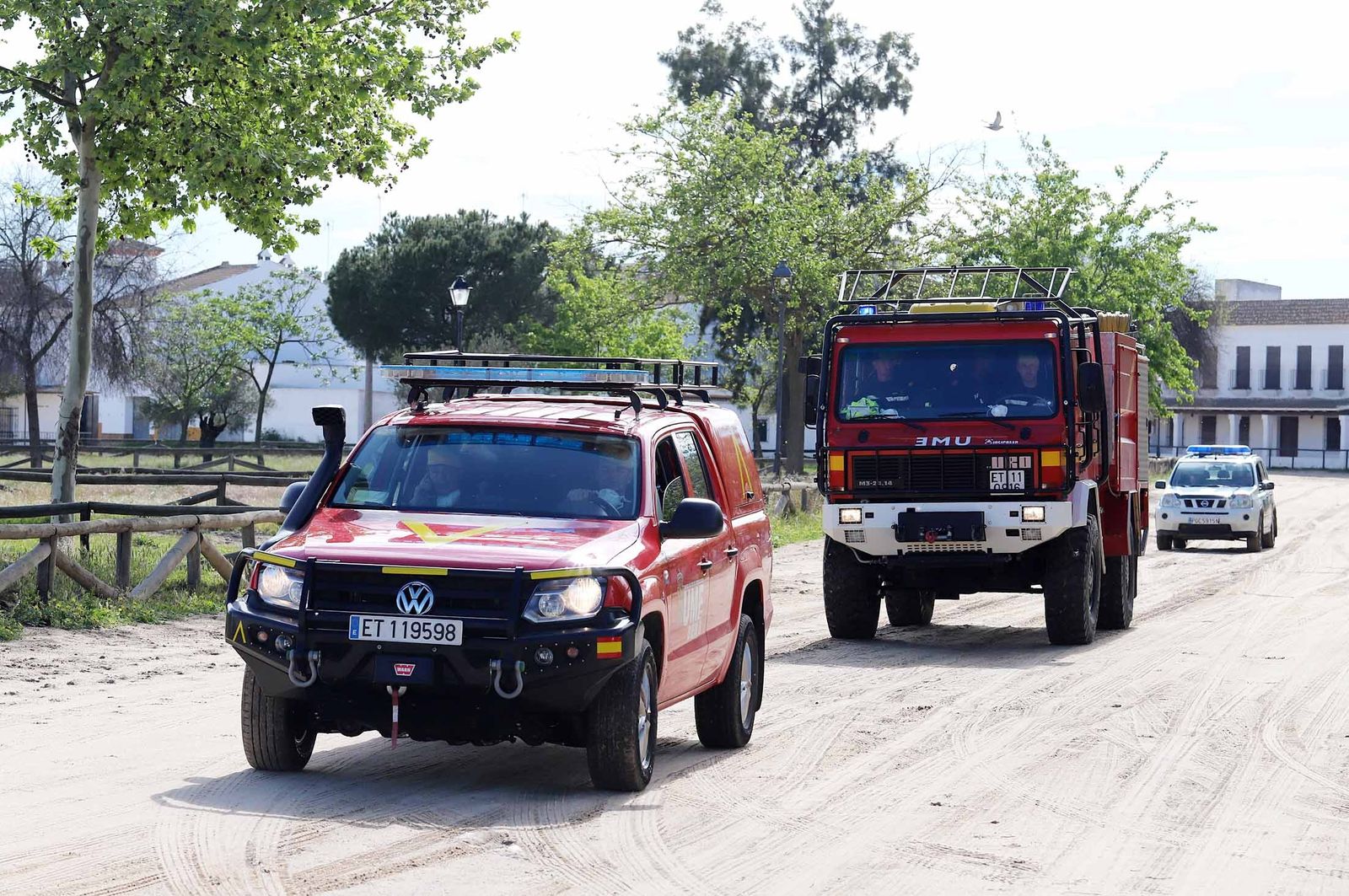 Imágenes de la presencia de la UME en el Rocío para el confinamiento