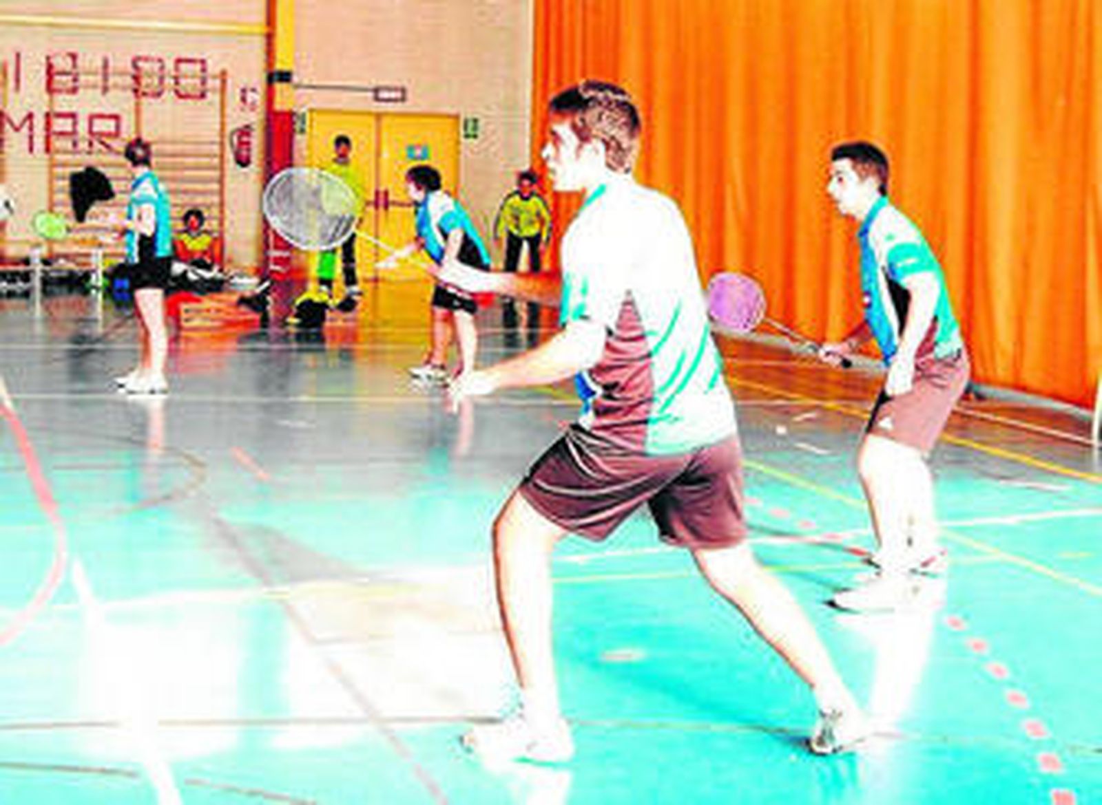 Los dobles femenino y masculino del equipo onubense, en acción.