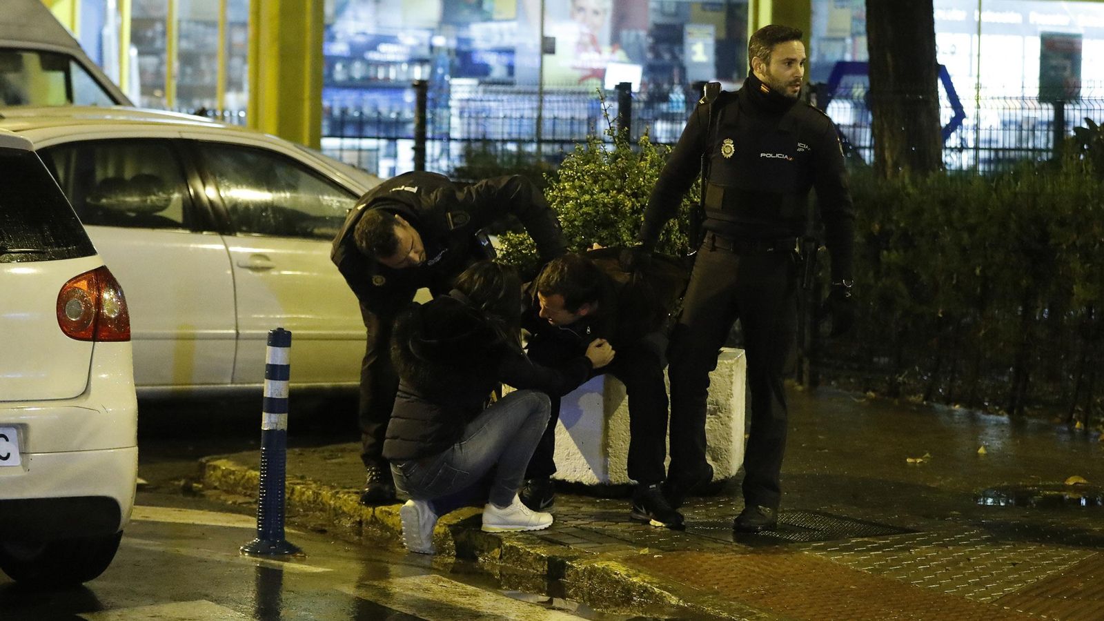 Dos policías, con el sospechoso detenido.