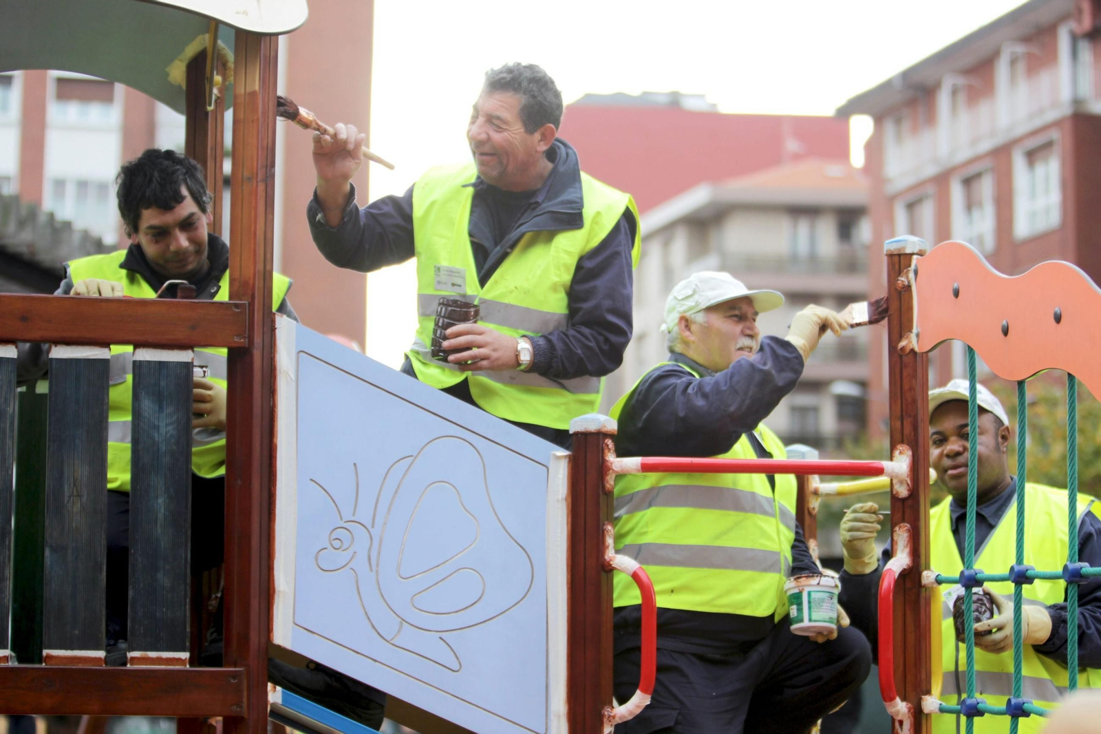 Operarios pintan un parque infantil en Bilbao