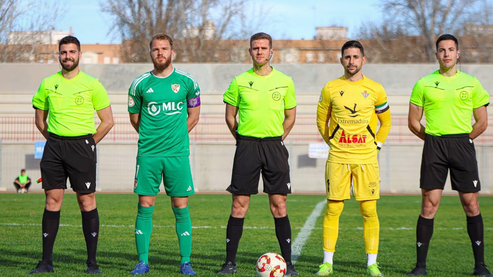 Ernestas Juskevicius y Sebas, junto al trío arbitral.