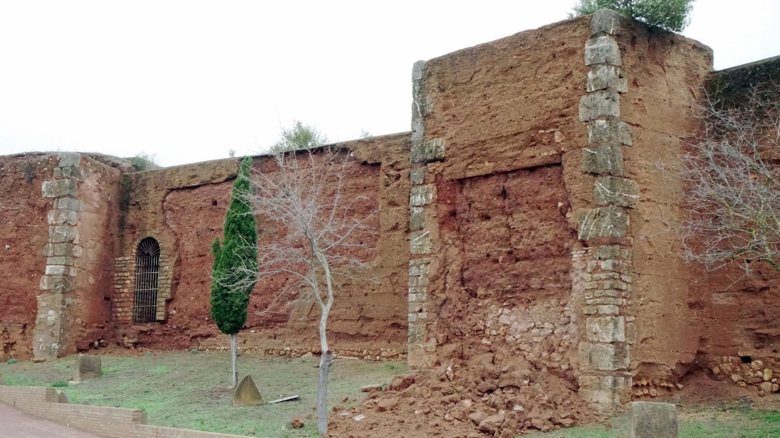 Una de las torres afectadas por los derrumbes.