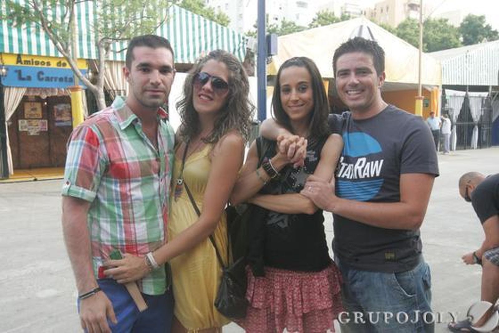 Los algecireños disfrutan de su último día de feria y se reúnen en el Real para contemplar el montaje pirotécnico con el que acaba la fiesta./J.M. Quiñones

Foto: J.M. Quinones