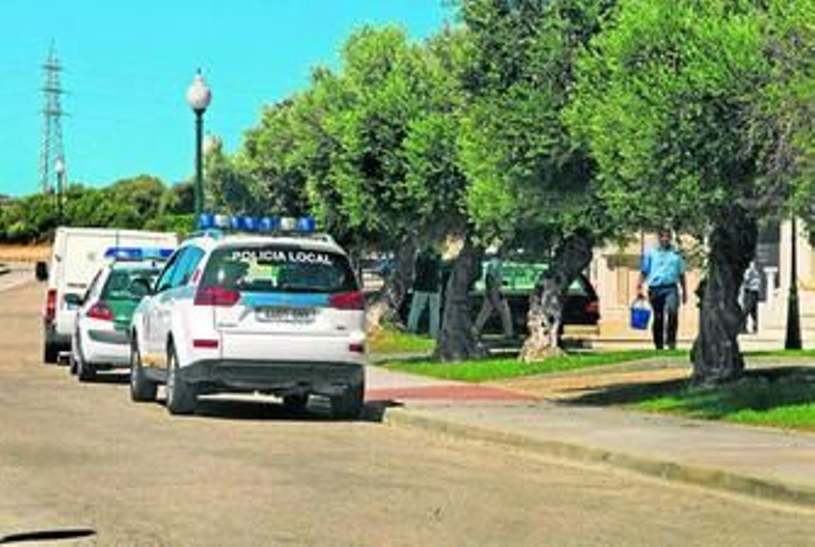 Agentes de la Guardia Civil y de la Policía Local de Chiclana se personaron en el cementerio alertados por el suceso.