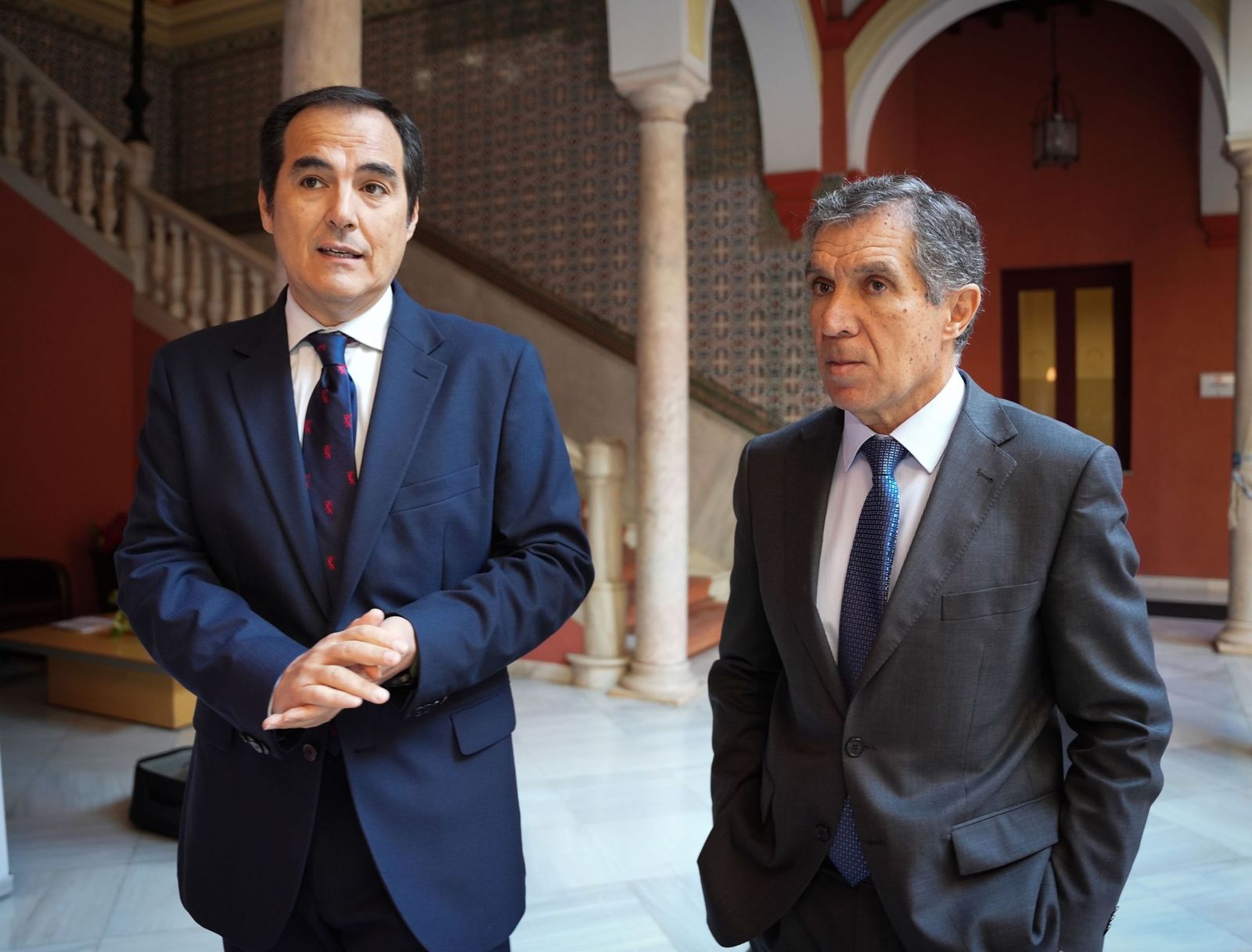 El consejero de Justicia, Administración Local y Función Pública, José Antonio Nieto, y el presidente del  TSJA, Lorenzo  del  Río.