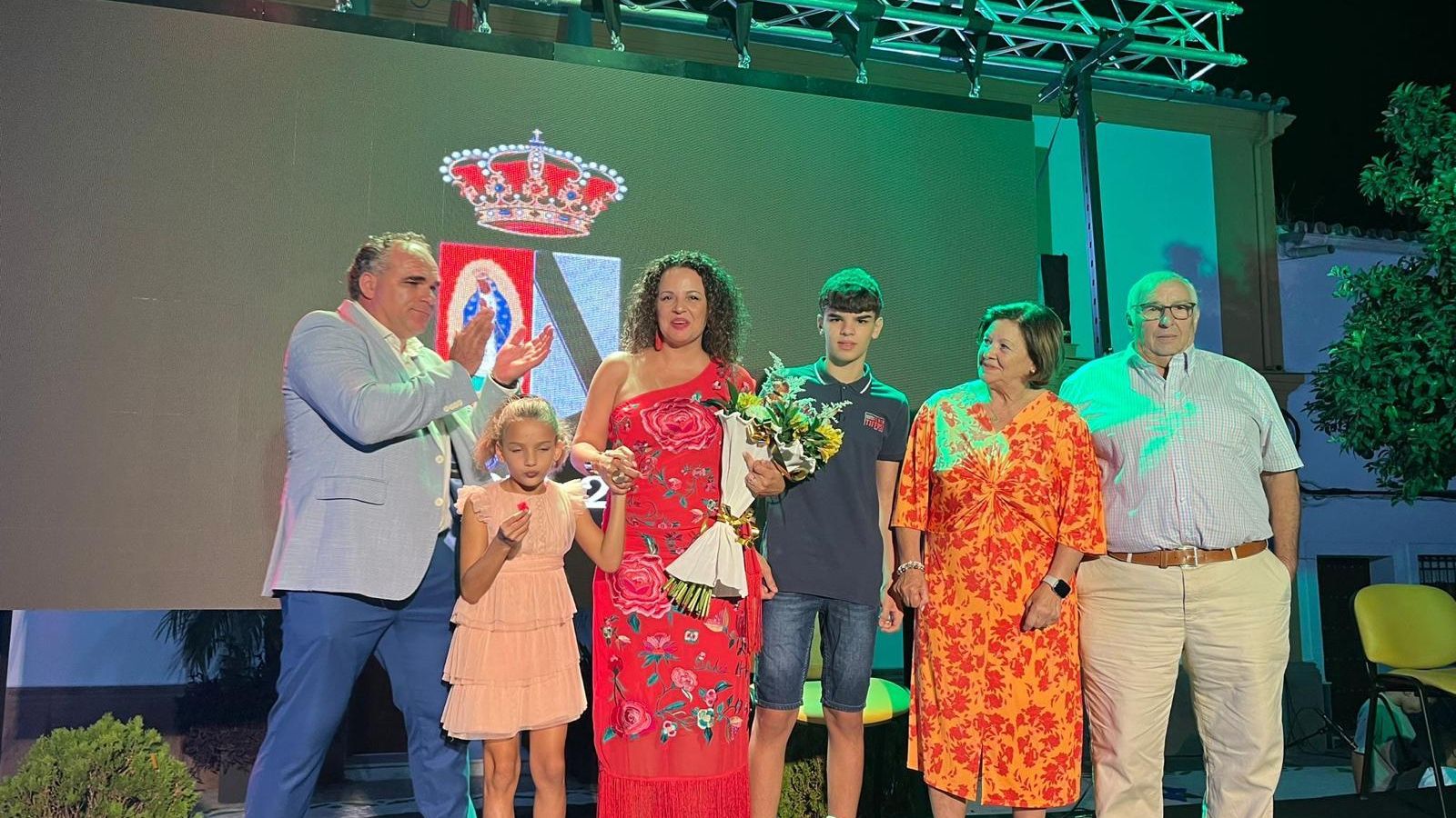 La pregonera Maribel Santana rodeada de su familia La pregonera Maribel Santana rodeada de su familia