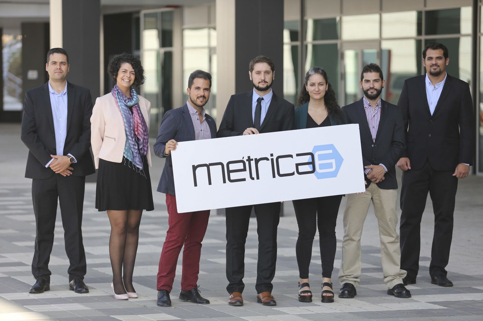 Eduardo Dueñas, en el centro, rodeado del equipo de Métrica6.