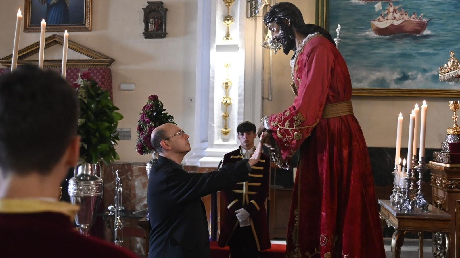 Un devoto, ante el Señor del Prendimiento.