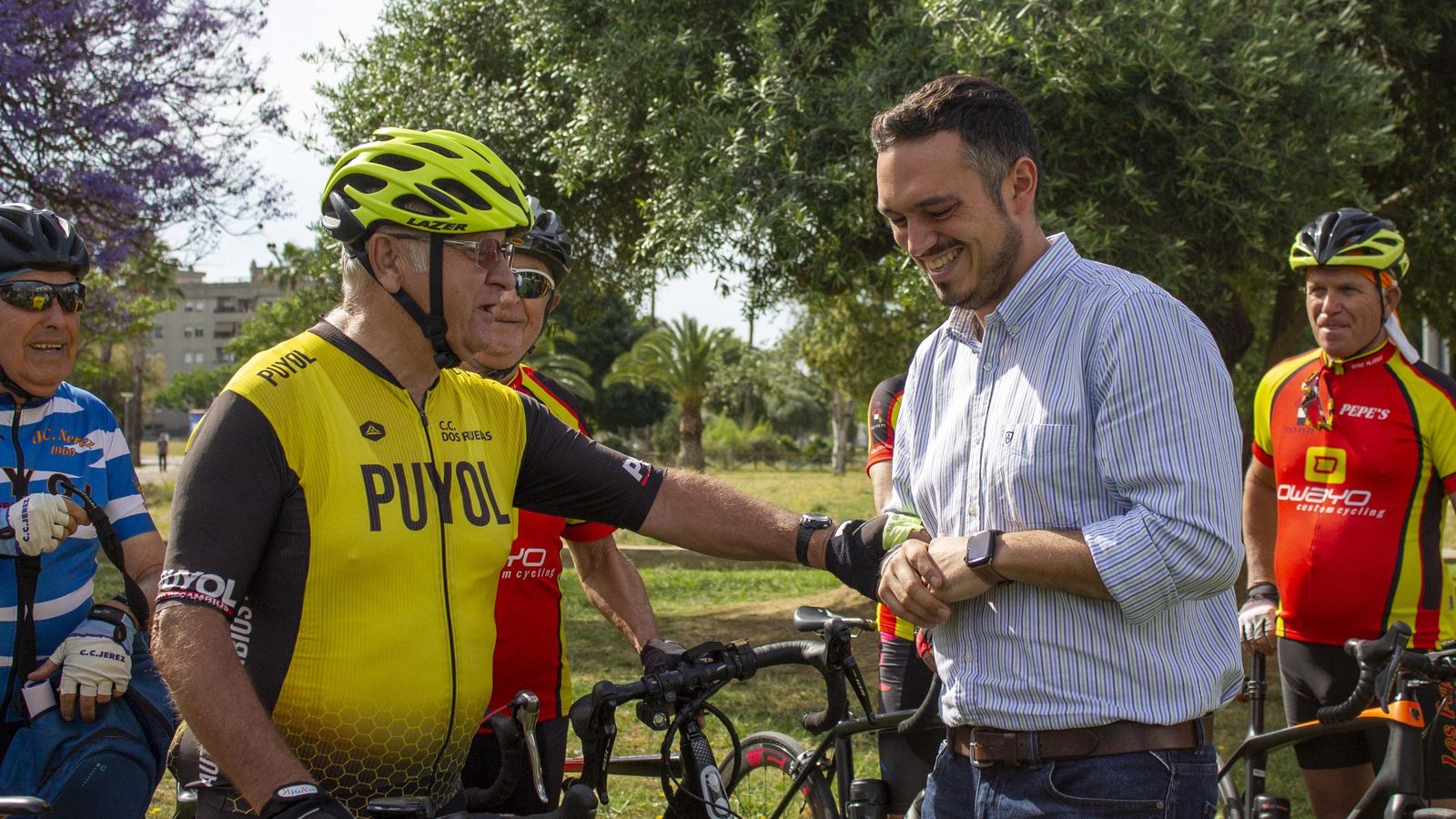 Pepe Puyol charla con el delegado de Deportes Jesús Alba.