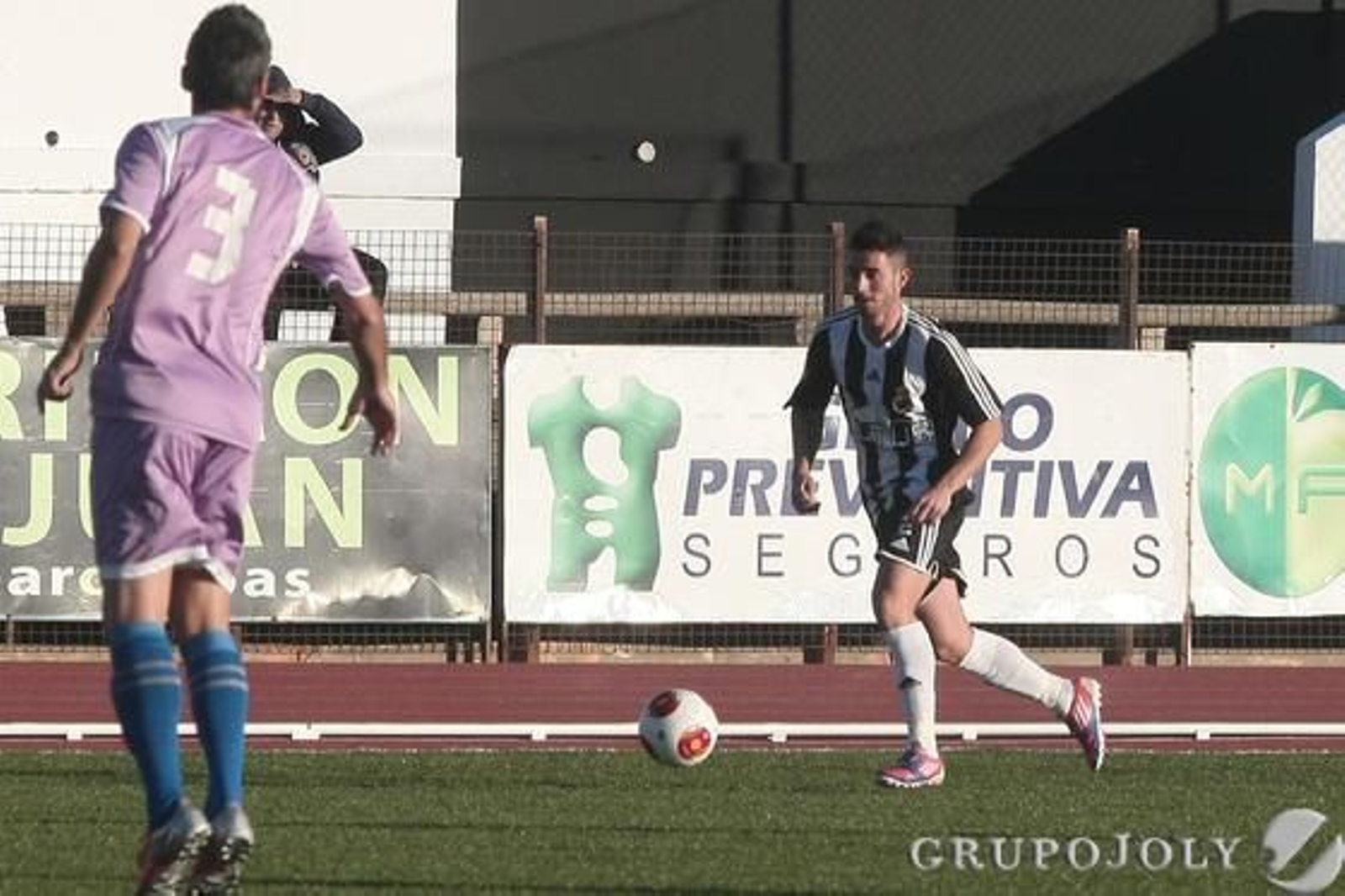 La Balona tropieza en el Municipal (1-2) y deja pasar una oportunidad de cazar al cuarto

Foto: Paco Guerrero