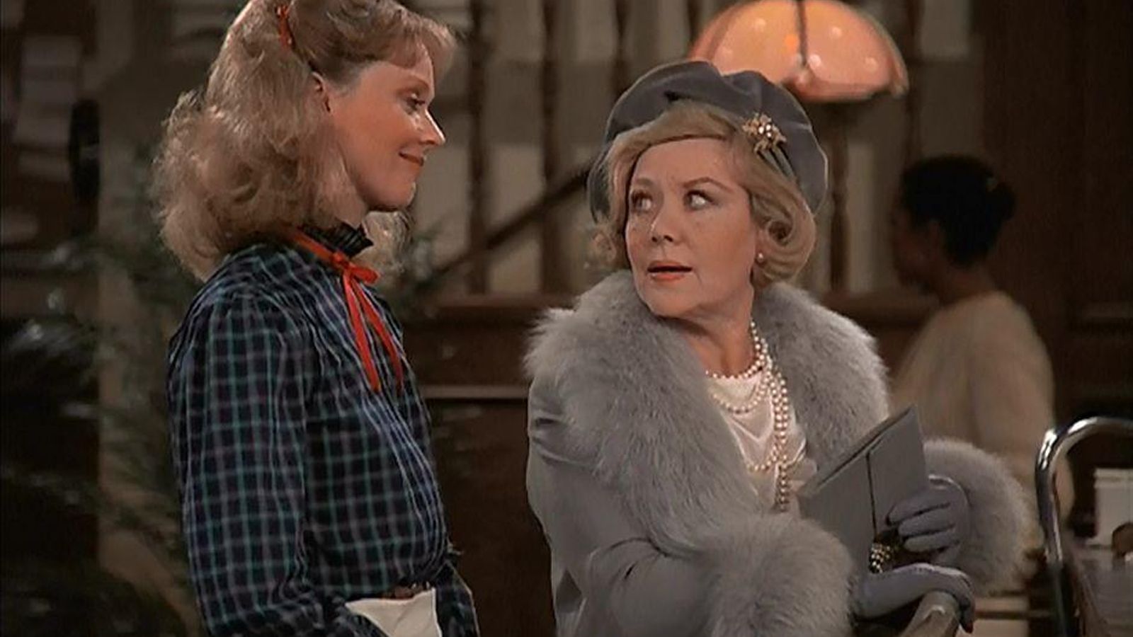 Glynis Johns como la madre de Diane en 'Cheers'