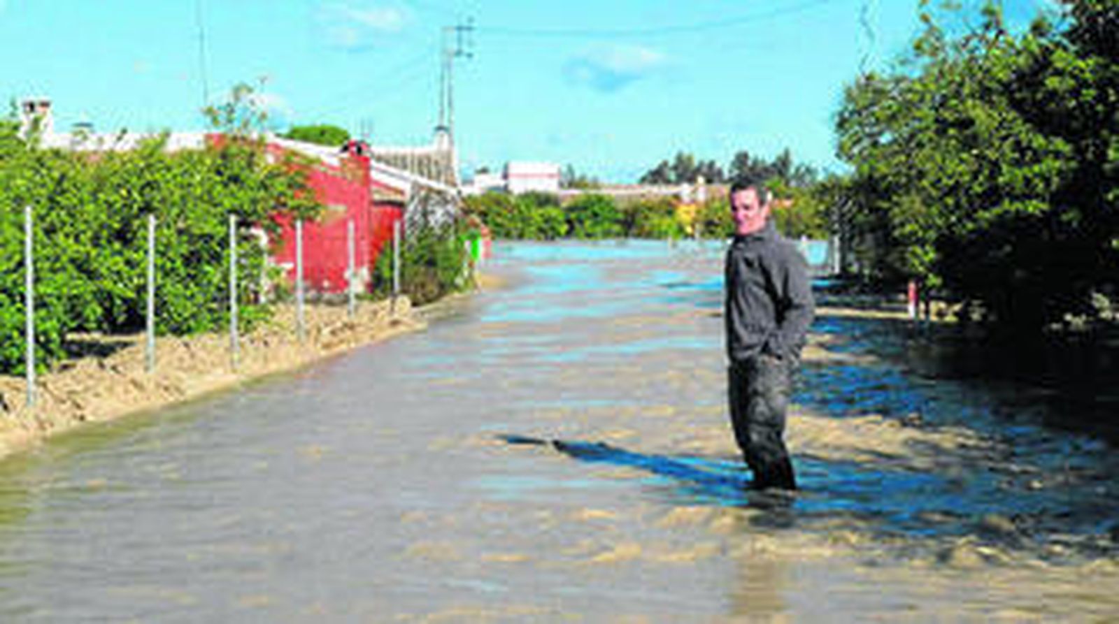 Un vecino intenta llevar a su vivienda en una de zona de huerta en el municipio de Palma del Río.