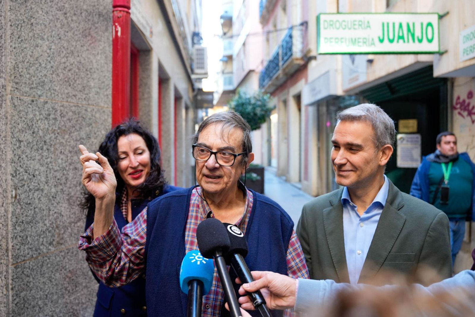 Un negocio familiar de Almería con más de medio siglo de historia es reconocido en el Día del Comercio