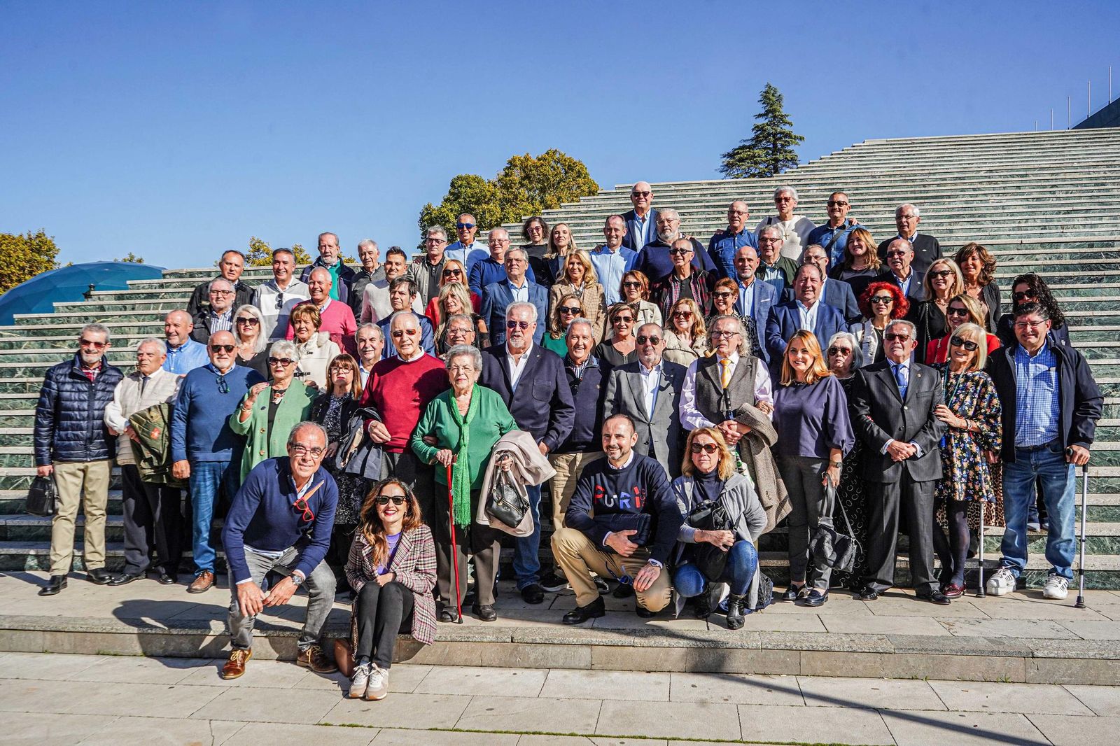 Los profesionales que trabajaron en Radio Granada posan en una foto para el recuerdo