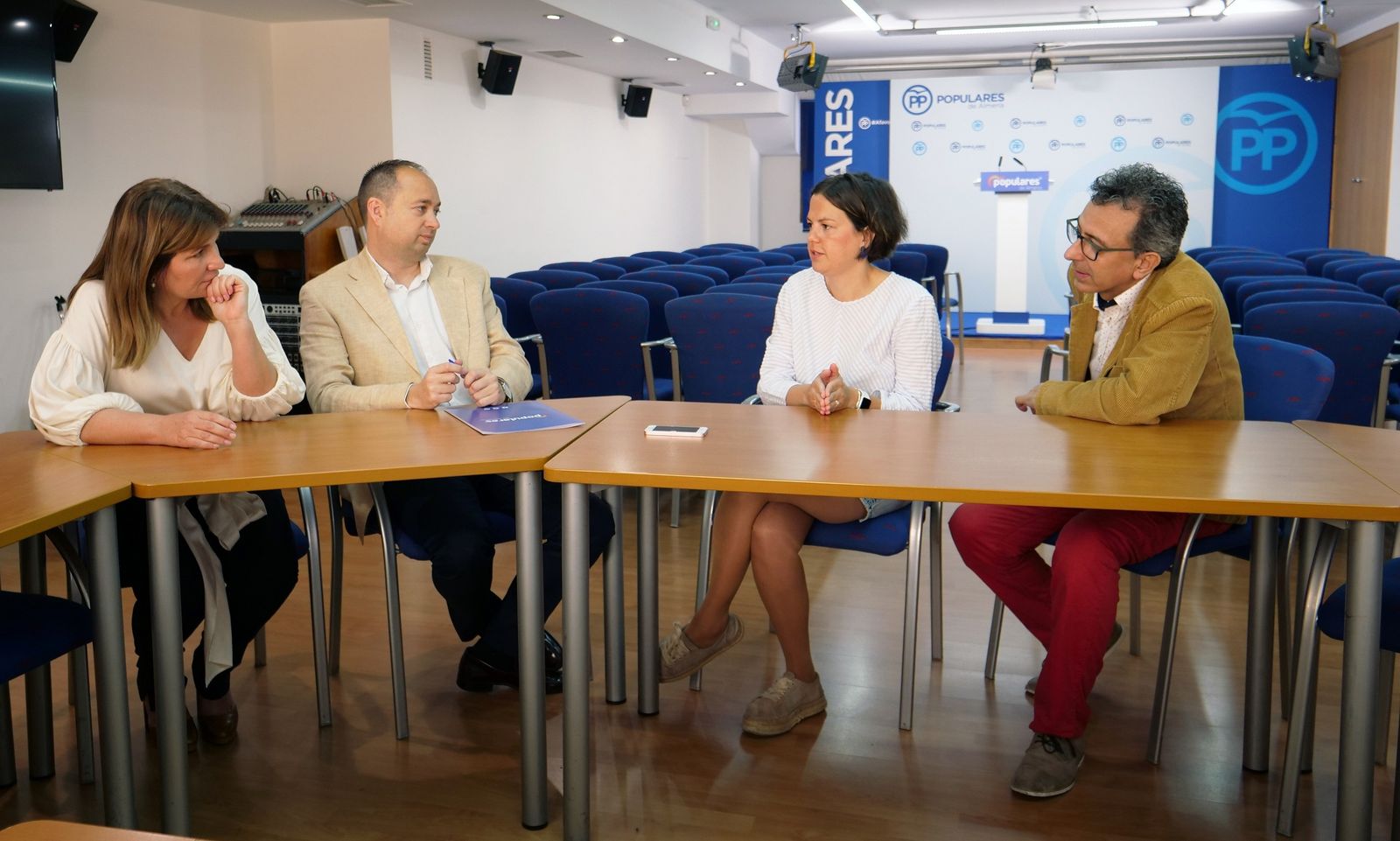 Reunión de los parlamentarios populares con la presidenta de Apreal.