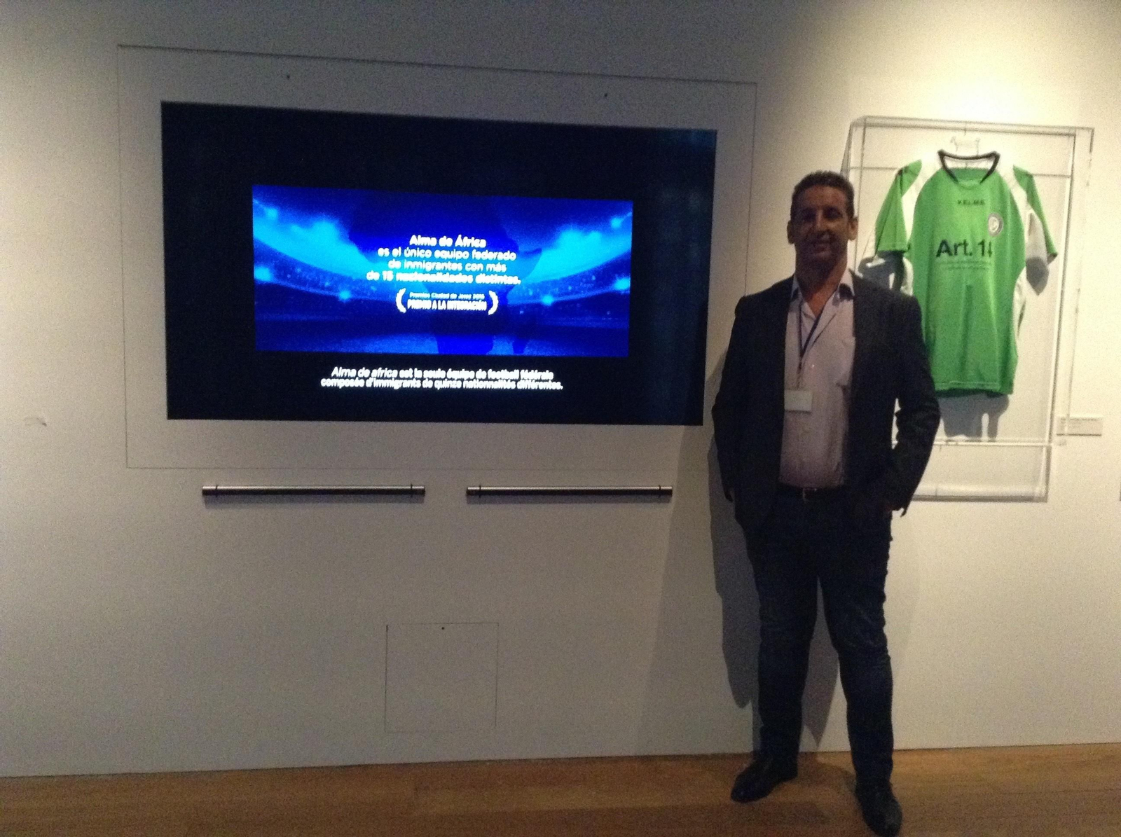 Arriba, Alejandro Benítez, presidente del Alma de África, con Gilles Pérez y Florent Molle, comisarios de la exposición; abajo, delante del rincón dedicado al equipo jerezano en Marsella; a la derecha, detalle de la camiseta.