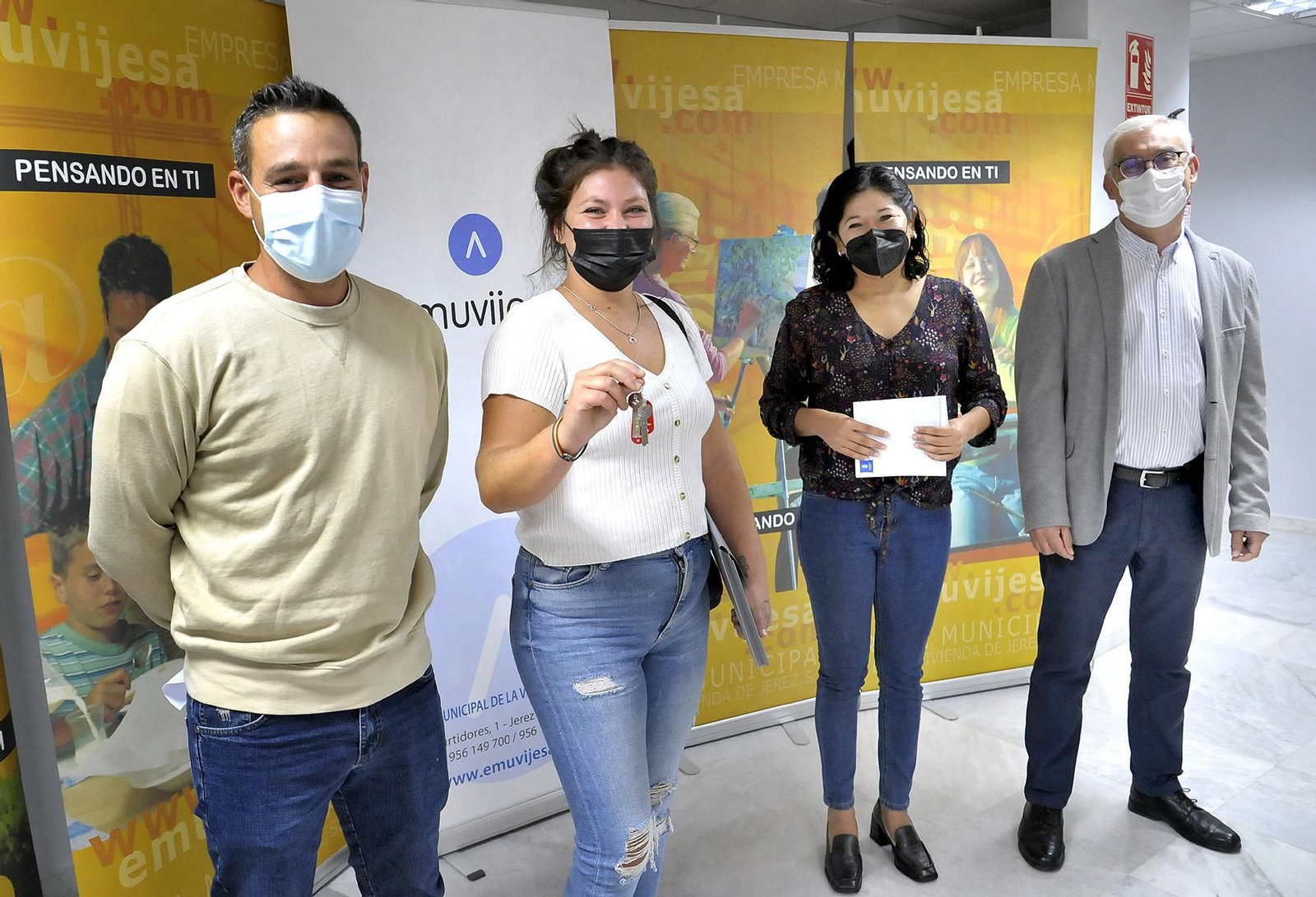 Los  dueños de Carnicería Jiménez Ruiz con las llaves del local arrendado